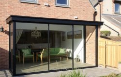 Безрамное остекление террасы: как превратить открытую площадку в уютный уголок без лишних границ